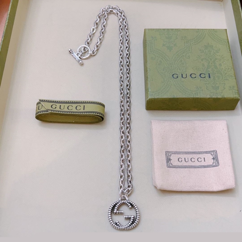 G*u*i necklaces
